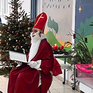 Der Hl. Nikolaus zu Besuch in der Grundschule